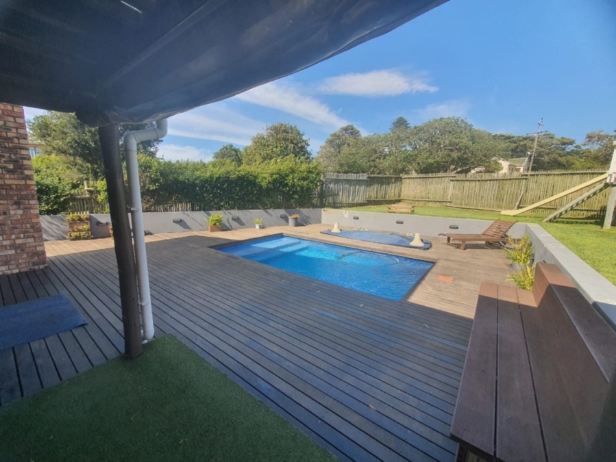 To Let 3 Bedroom Property for Rent in Cove Rock Eastern Cape